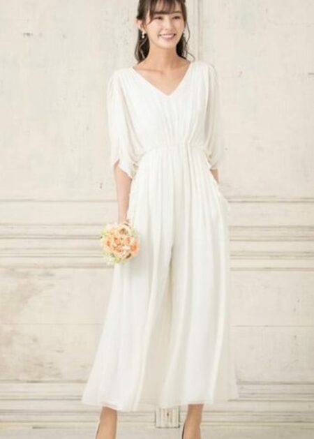 Tendenze abito sposa pantalone per le spose moderne fatto in chiffon con mezze maniche, scollatura a V