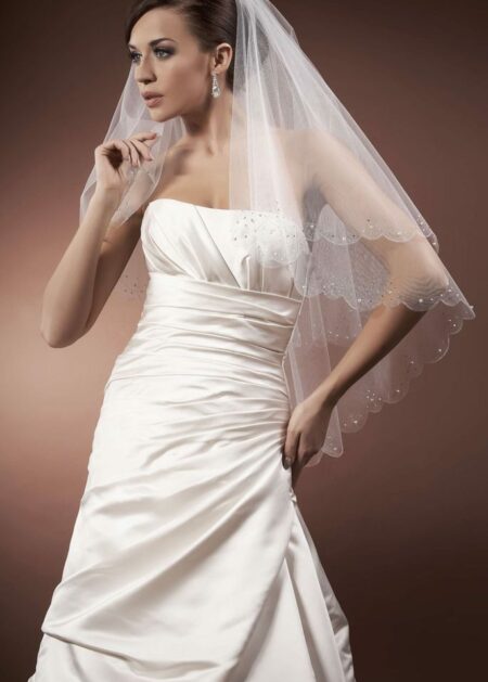 Velo da sposa semplice in morbido tulle a due strati con decorazioni di perline