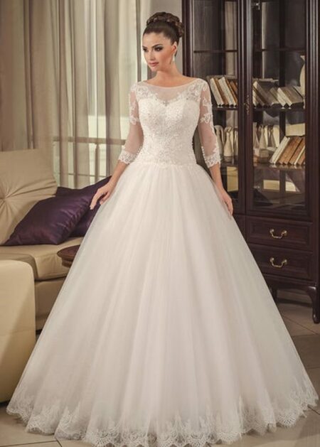 Abiti da sposa principessa prezzi bassi in vendita atelier, vestito da sposa fatto in tulle con applicazioni di pizzo e fodera di raso