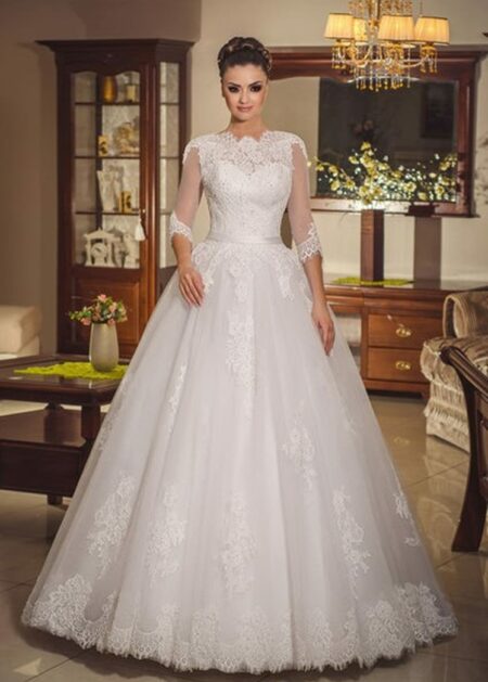 Classico abito da sposa tradizionale in pizzo un po' accollato con maniche tre quarti e gonna lineare