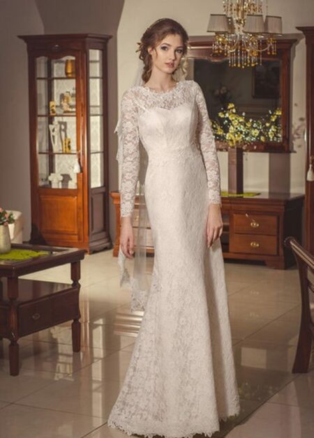 Raffinato ed elegantissimo abito da sposa stile sirena fatto in pizzo con maniche lunghe e semitrasparenze sulla schiena