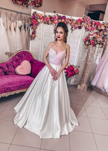 Abito da sposa ampio in raso con corpino di colore rosa antico sartorialmente drappeggiato e decorato con pizzo di colore avorio