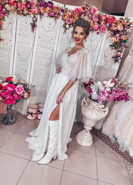 Vestito nuziale per matrimonio en spiaggia con eleganti mezze maniche a farfalle di tulle e gonna lunga in chiffon con spacco laterale