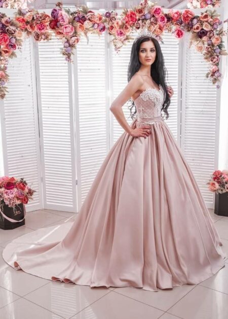 Abito da sposa colore rosa antico in stile principessa per una sposa moderna dalla collezione 2021