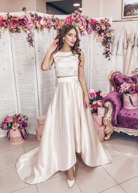 L’abito da sposa può essere anche corto, asimmetrico e chic, come questo modello che sembra uscito da una passerella di alta moda