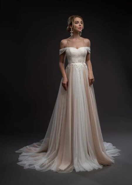 Abito da sposa 2022 prezzo economico fatto in tulle e pizzo con scollatura a cuore, spalline cadenti in pizzo e gonna stile A line