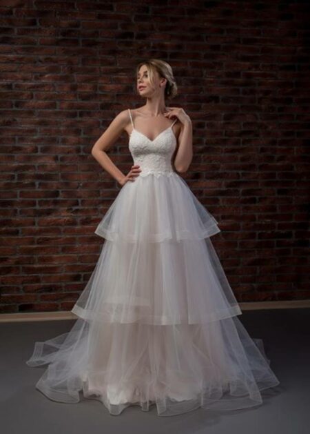 Abito da sposa di tulle color avorio, con gonna gonfia dall’effetto A line e una scollatura a V con spalline sottili