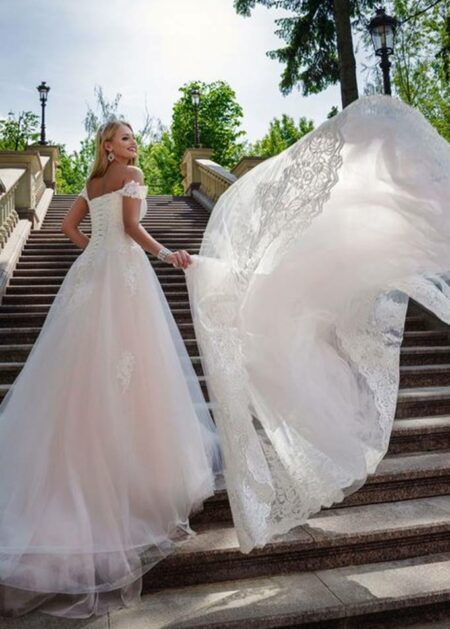 Abito da sposa donne formose molto romantico che presenta una silhouette A line e un corpetto con scollo a cuore aderente in pizzo