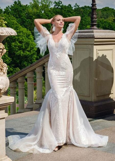 Abito da sposa per formose sexy un modello in pizzo con trasparenze, splendido corpetto con scollo profondo