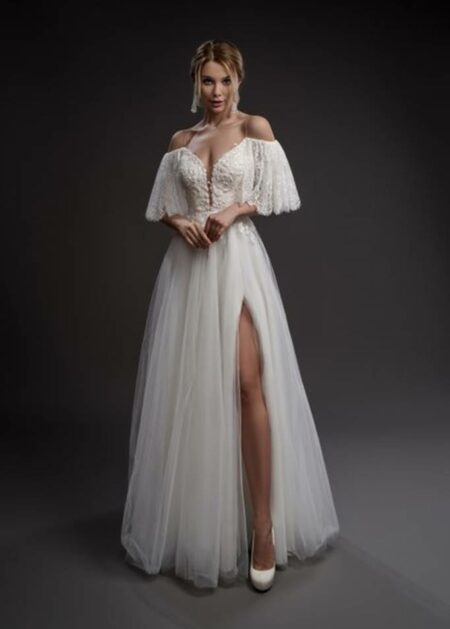 Abito disegnato su misura per una sposa dal sapore floral country chic, la gonna è in tulle leggermente arricciata