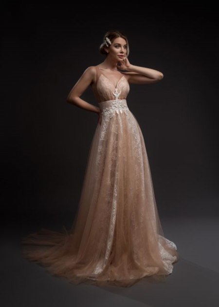 Abito in stile shabby chic unico e speciale con aria di magia, aria di emozione espressa in gioia ed energia positive