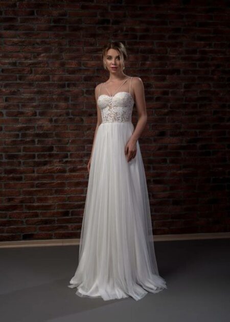 Classico ed intramontabile abito da sposa con corpino sinuoso dallo scollo a cuore in pizzo e gonna morbida in raso seta e tulle