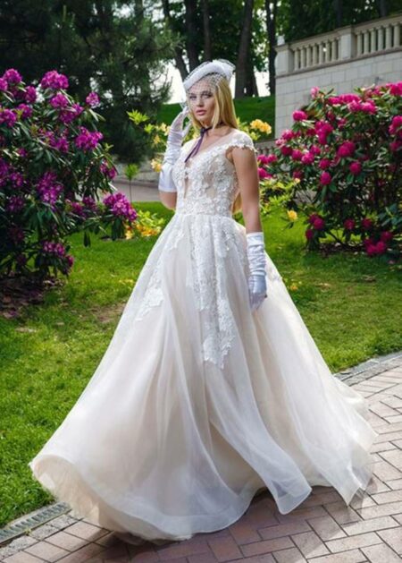 Collezione sposa 2022 a prezzo economico, abito con bustino in tulle e pizzo interamente ricamato a mano, con scollatura a V e maniche corte