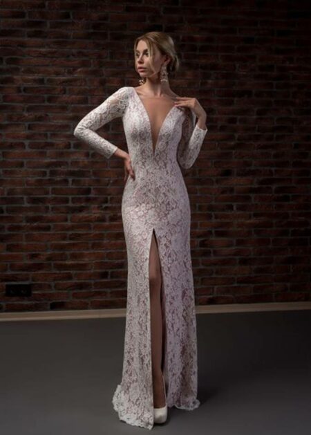 Il vestito da sposa 2022 è interamente realizzato in pizzo, il bustino è a v con scollo femminile e sensuale