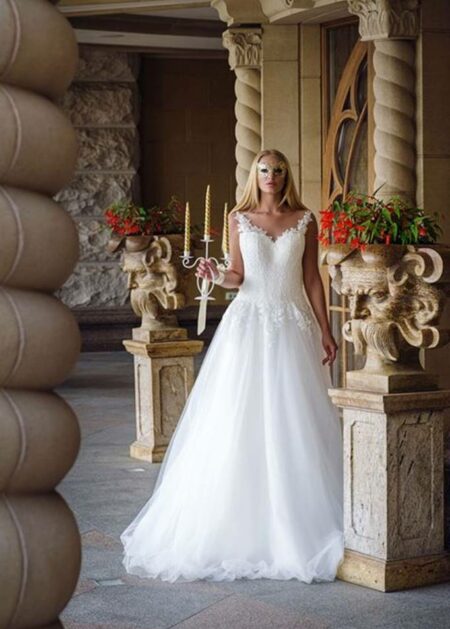 Incantevole e sofisticato sono gli aggettivi giusti per descrivere questo abito da sposa taglie forti