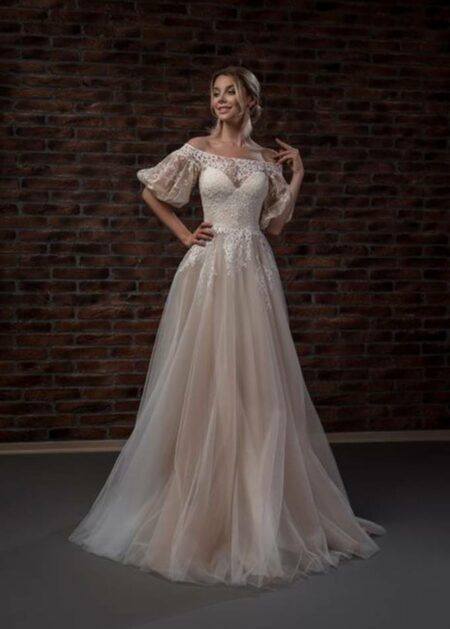 Romanticismo allo stato puro per questo abito da sposa realizzato in tulle con bustino interamente ricamato a mano